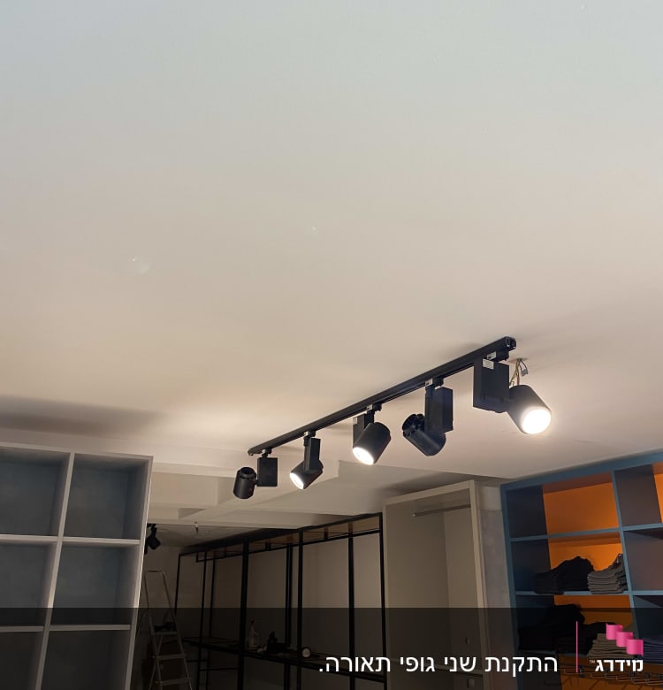 תאורת ספוטים מותקנת על תקרה בחדר